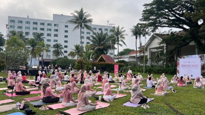 Rayakan International Yoga Day ARYADUTA Pekanbaru dan Bloomin Wellness Ajak Masyarakat Hidup Lebih Sehat