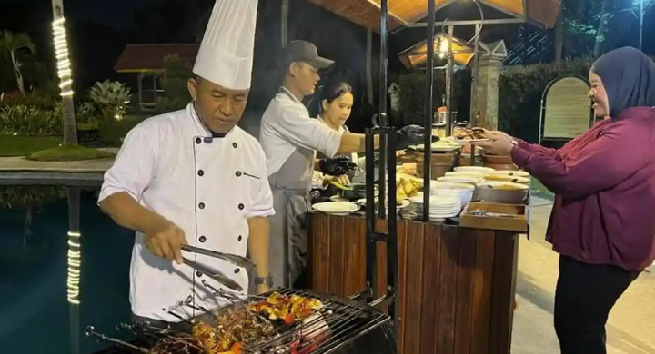 Aryaduta Pekanbaru Hadirkan Barbeque Skewers, Temani Malam Minggu di Tepi Kolam Renang