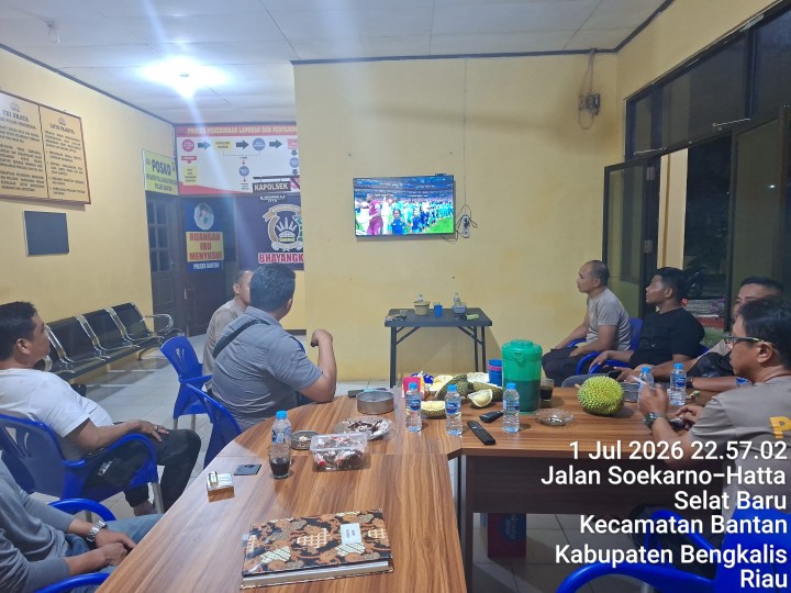 Mempererat Silaturahim, Polsek Bantan Bersama Danposal Bengkalis Nobar Piala Dunia 2026