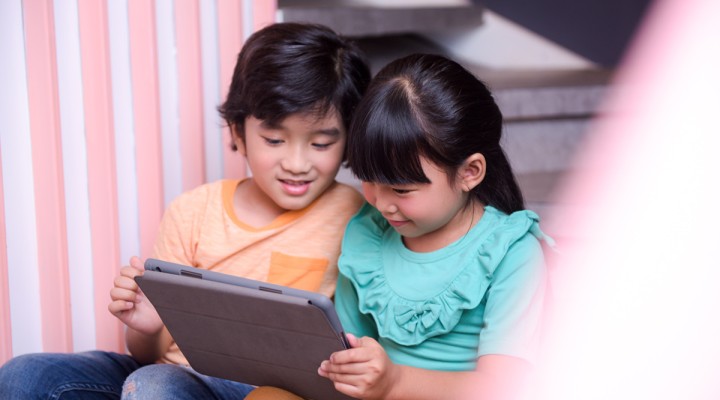 Ilustrasi anak bermain medsos. Sumber: Internet