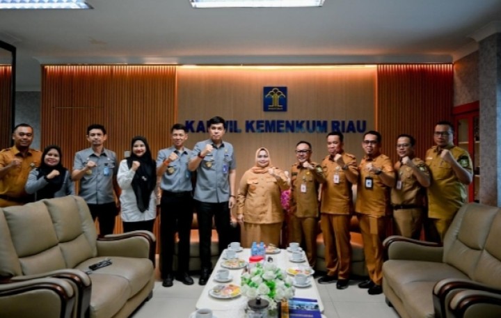 Terbaik Kedua Tingkat Prov Riau, Bupati Bengkalis Terima Penghargaan