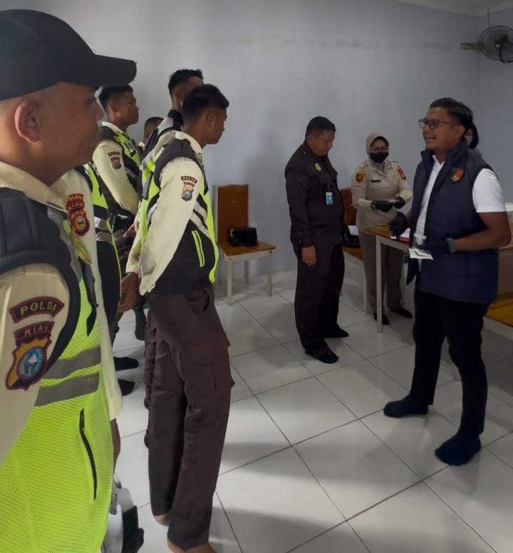 Saat Dites Urine Oleh Satnarkoba Seluruh Karyawan PT SSP Negatif Narkoba
