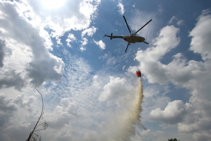 Helikopter memadamkan api. Sumber: Internet