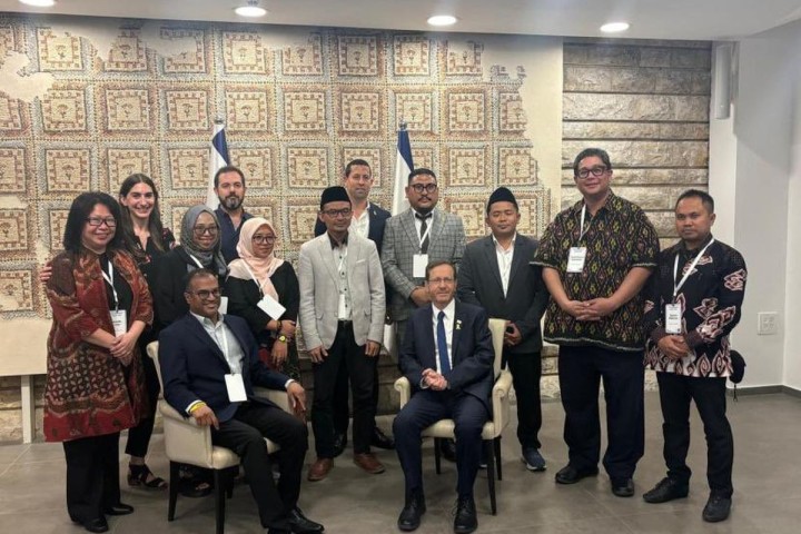 Lima kader Nahdlatul Ulama (NU) diantaranya: Syukron Makmun, Zainul Maarif, Munawar Aziz, Nurul Bahrul Ulum dan Izza Annafisah Dania saat bertemu dengan Presiden Israel Isaac Herzog. Sumber: NU Online