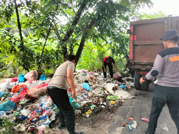 Respons Cepat Keluhan Warga, Polsek Tualang Bersama Pemerintah Kampung Bersihkan Tumpukan Sampah di Simpang Gondrong