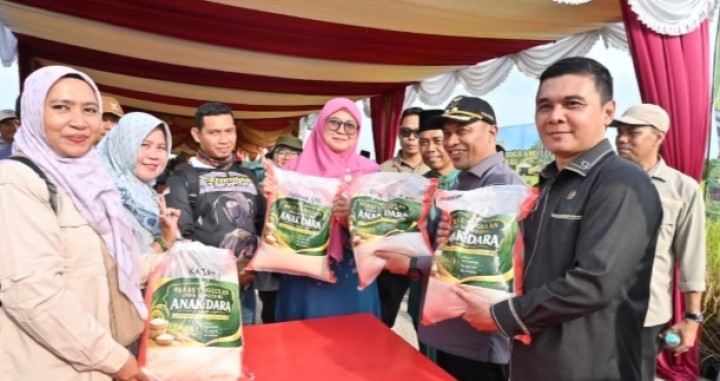 Anggota DPRD Bengkalis Panen Raya TNI Disiak Kecil