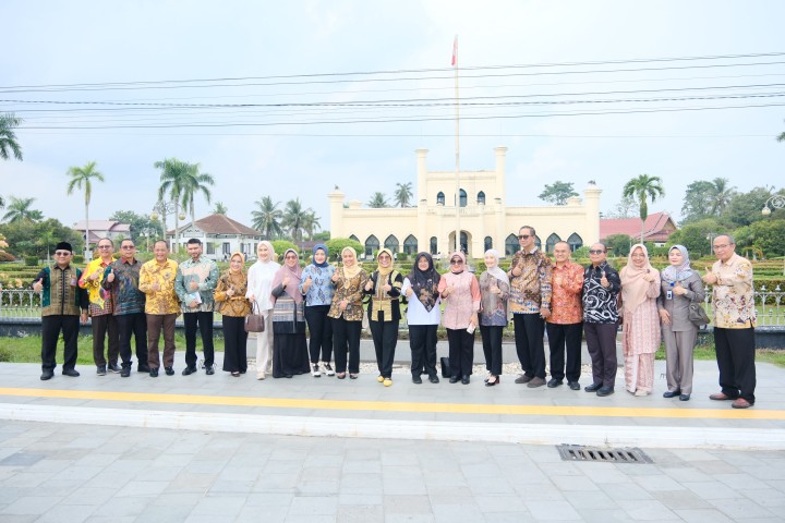 Kunjungi Istana Siak, Bupati Afni Minta Komisi X DPR RI Dukung Renovasi Cagar Budaya