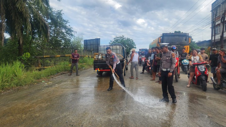 Minyak Berserakan Dijalan Akibat Laka Beruntun di Wilayah Duri Bengkalis