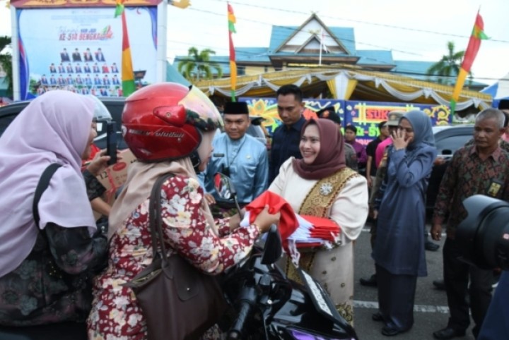 Hari Jadi Bengkalis ke 514 dan Sambut HUT RI Bupati Kasmari Bagikan Bendera Merah Putih
