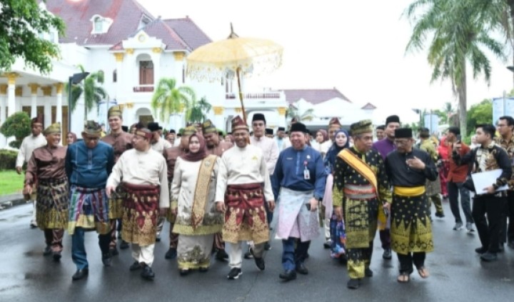 Prosesi Arak Arakan Bupati Bengkalis Menuju Gedung DPRD