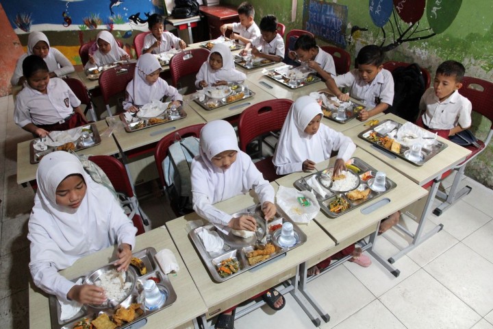 Siswa SD mengkonsumsi Makanan Bergizi Gratis (MBG). Sumber: kompas.com