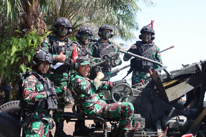 Danlanal Dumai Turut Hadir Pada Latihan Menembak Senjata Berat di Pantai Sepahat