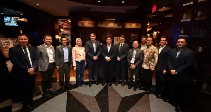 Pertamina menjajaki kerja sama strategis dengan SLB sebagai penyedia teknologi dalam mempercepat peningkatan produksi migas nasional dalam rangkaian Offshore Technology Conference (OTC) di Houston, Texas, Amerika Serikat pada Kamis (7/5/2026). Foto: Dok. Pertamina