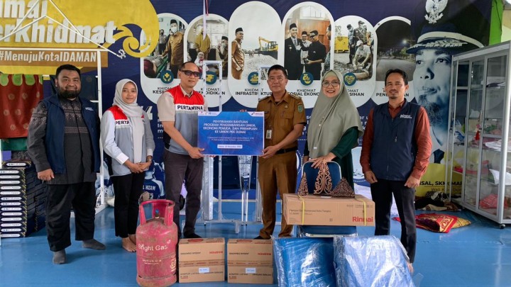 Penyerahan bantuan dilaksanakan pada 25 November 2025 dan dihadiri oleh Ardi selaku Lurah Teluk Binjai serta R Muhammad Wildan sebagai perwakilan Officer CID PT Pertamina Hulu Rokan.