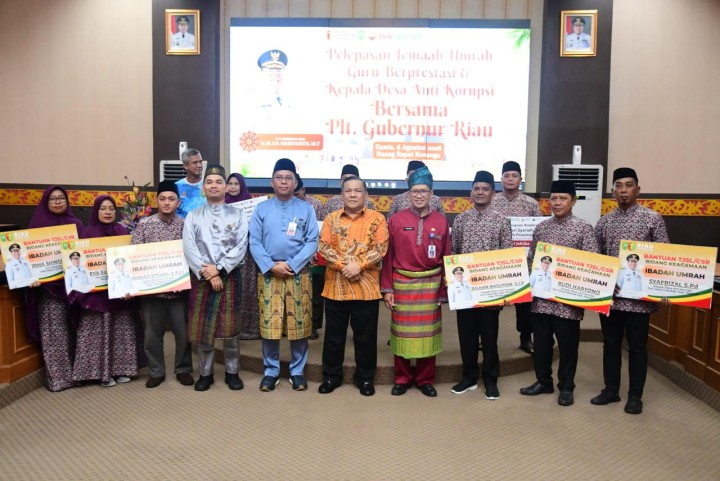 Pelepasan keberangkatan penerima hadiah umrah program CSR BRK Syariah 