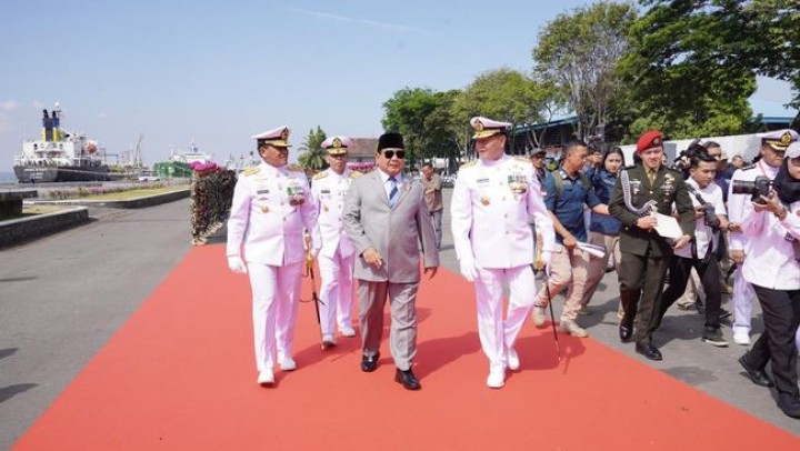 Presiden Prabowo Subianto bersama petinggi TNI AL. Sumber: detik.com