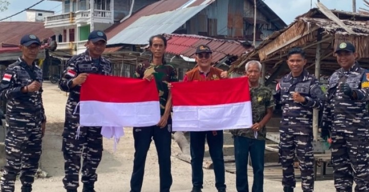 Pos TNI AL dan Kesbangpol Bengkalis Bagikan Bendera Merah Putih di Kampung Nelayan