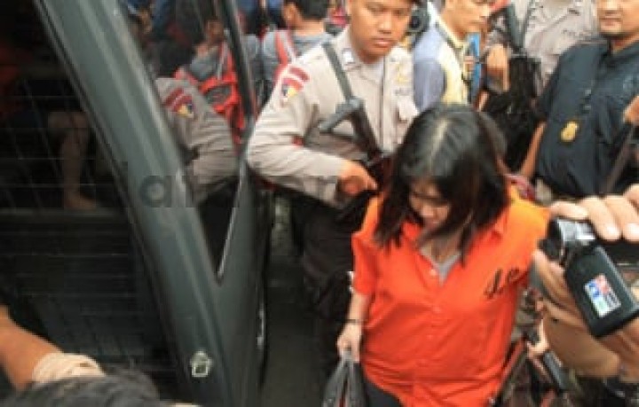 Salah satu tersangka tindak pidana perdagangan orang (TPPO) dikawal personel Reskrim Mabes Polri saat Tiba di Bandara Soekarno-Hatta, Tangerang, Banten, 16 Agustus 2016. Sumber: tempo.co