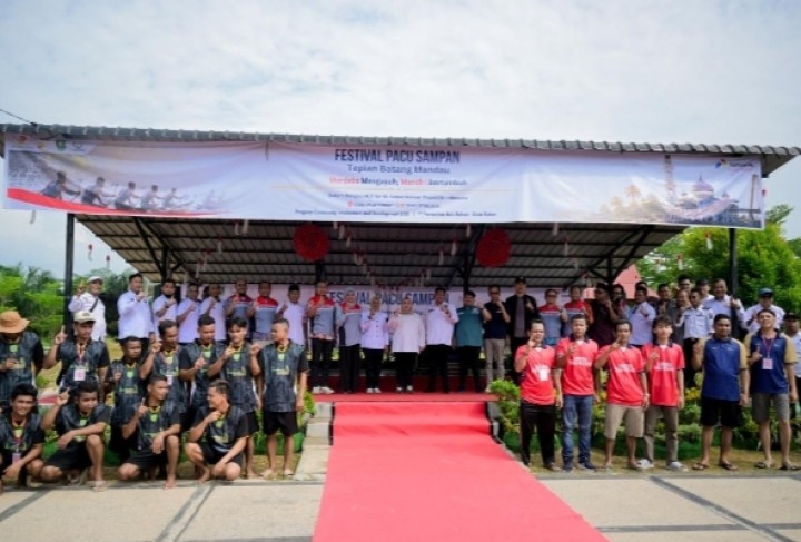 Bupati Bengkalis Buka Festival Kemerdekaan dan Pacu Sampan Desa Wisata Balai Pungut