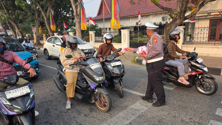 Kabut Asap Pekanbaru Menebal, Ditlantas Polda Riau Bagikan Ribuan Masker ke Pengendara