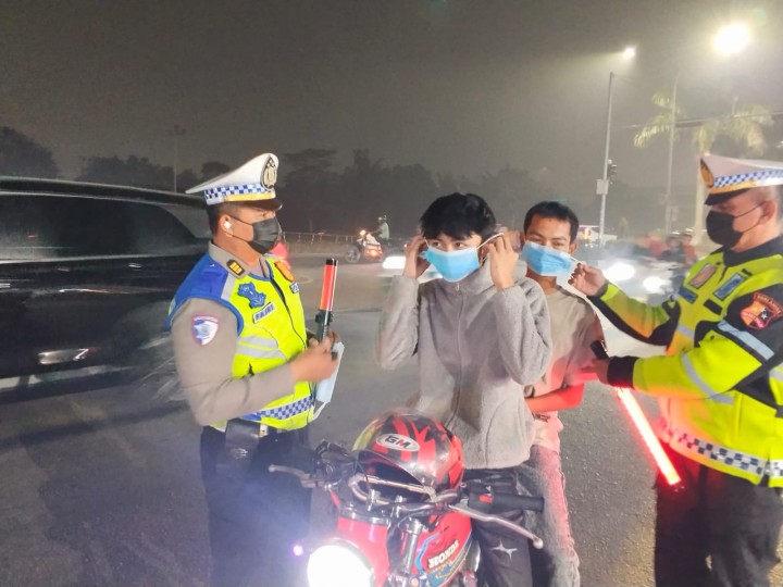 Kabut Asap Selimuti Pekanbaru, Tim Blue Light Patrol Polda Riau Sisir Jalan ProtokolBagikan Masker kepada Pengendara