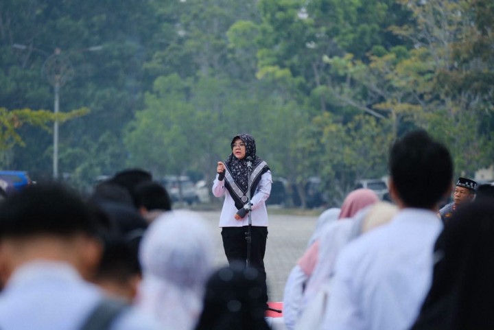 Di Tengah Kabut Asap Karhutla, Bupati dan Wakil Bupati Siak Pimpin Apel Pagi Bersama