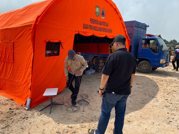 Tembus Blankspot, Diskominfo Siak Pasang Internet Satelit di Posko Karhutla Taman Nasional Zamrud