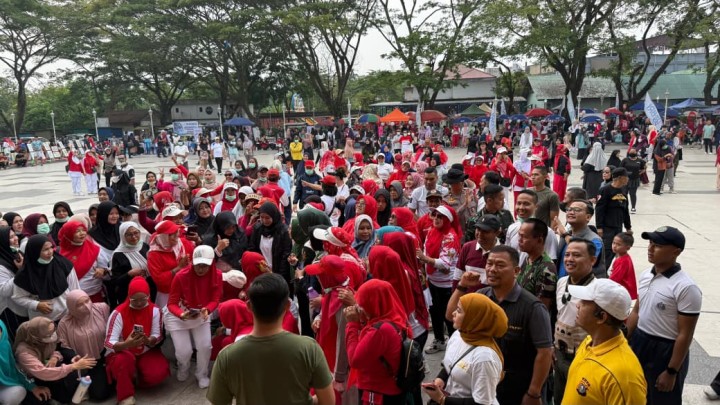 Di Tengah Car Free Day Tualang, Tim Mabes TNI dan Seskoad Ajak Warga Cegah Karhutla