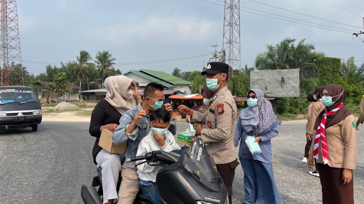 Kabut Asap Karhutla Mengancam Kesehatan, Dinkes Siak Gerak Bagikan Masker Gratis