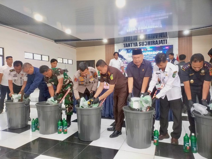 Dilarutkan dan Blender, Polres Bengkalis Musnahkan Narkoba Capai 80 Miliar