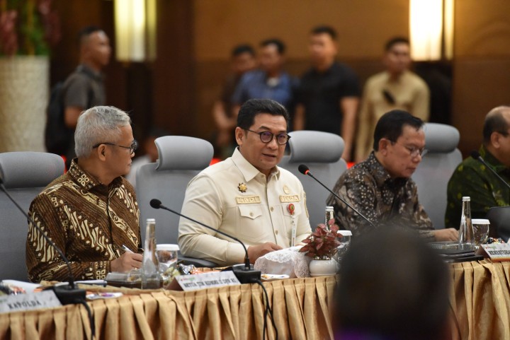 Sekda Provinsi Riau, Syahrial Abdi dalam paparan Pemerintah Provinsi Riau di acara kunjungan kerja spesifik Komisis II DPR RI di Ballroom Menara Dang Merdu BRK Syariah