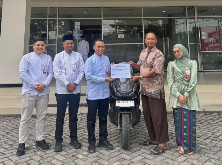 Nasabah BRK Syariah mendapatkan hadiah unit sepeda motor Honda