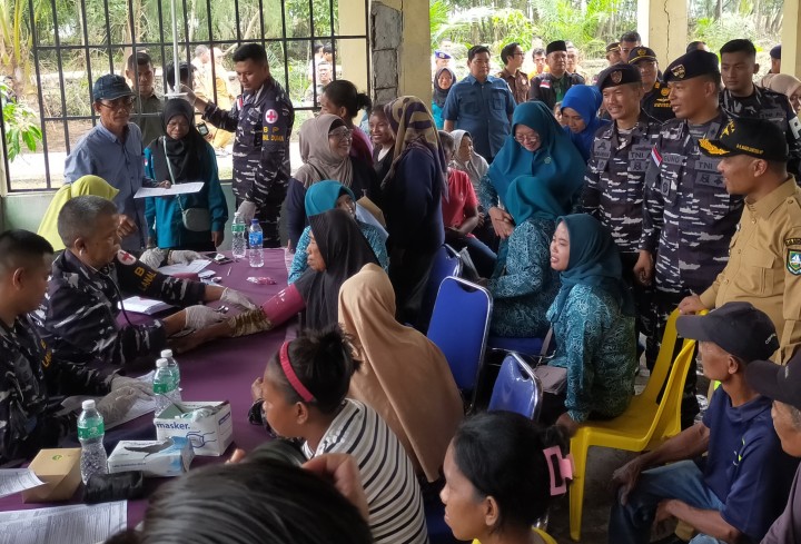 HUT TNI AL ke 81, Lanal Dumai Gelar Baksos dan Pemeriksaan Kesehatan Gratis di Dusun Belinsang Bantan Timur