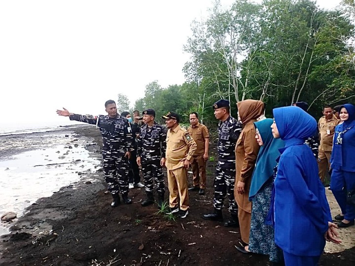 Komandan Lanal Dumai Tinjau Abrasi di Bantan, Kolonel Laut (P) Agung N Kusumaji: Ini Sudah Masuk Darurat Bencana Ekologis