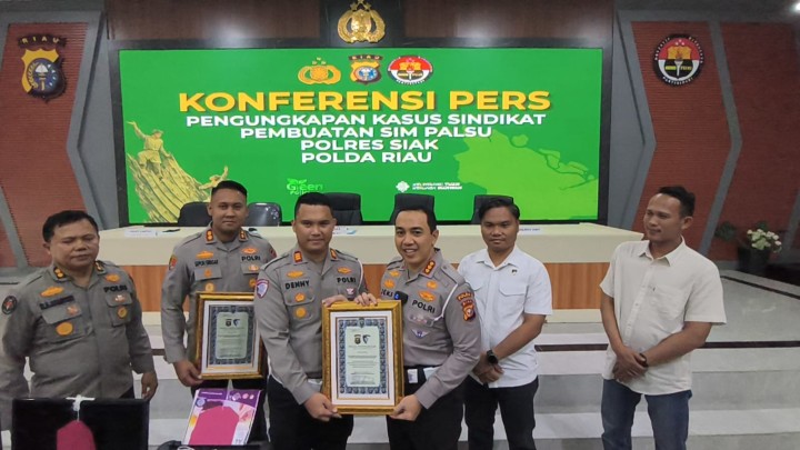 Sukses Ungkap Sindikat SIM Palsu, Dirlantas Polda Riau Beri Penghargaan Tiga Pejabat Polres Siak