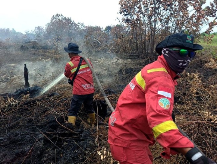 Proses pendinginan kebakaran hutan dan lahan (karhutla). Sumber: Kementerian Kehutanan