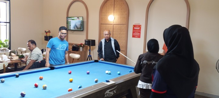 Keakraban Humas CDN Riau bersama awak media saat bermain bilyar dalam acara ghatering bersama awak media dan vloger 