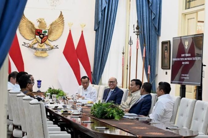 Presiden Prabowo Subianto rapat bersama jajaran menteri. Sumber: Internet