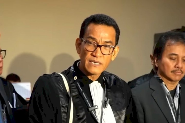 Penasehat Hukum Roy Suryo, Refly Harun yang menyebut bahwa Rismon Sianpiar juga harus didakwa dengan psal yang dengan Roy Suryo. (Tangkapan Layar/YouTube/Kompas.com)