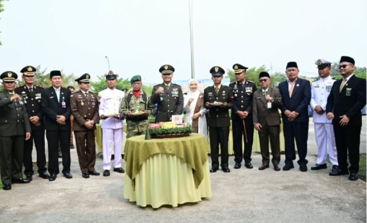 Potong Tumpeng Meriahkan HUT TNI ke 81 di Kabupaten Bengkalis