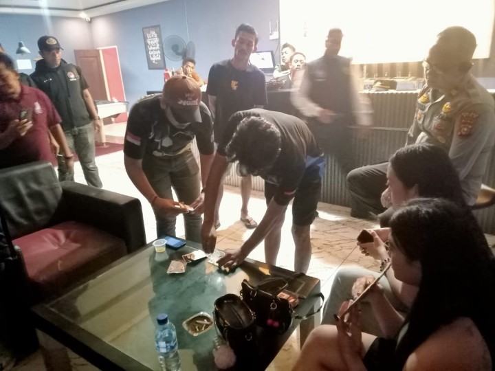 Empat Pengunjung Positif Narkoba, Satu Pria Diamankan Bawa Samurai dalam Razia Tempat Hiburan Malam di Kandis