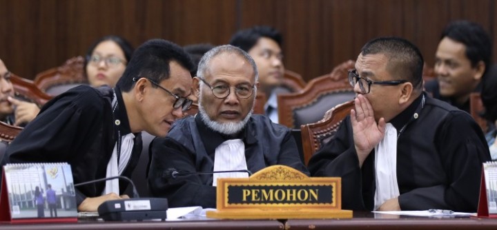 Kuasa Hukum Pemohon Refly Harun bersama Bambang Widjojanto dan Pemohon Denny Indrayana saat mengikuti sidang pengucapan putusan sengketa Perselisihan Hasil Pemilihan Umum Presiden dan Wakil Presiden, Selasa (06/10) di Ruang Sidang MK. Foto: mkri.id