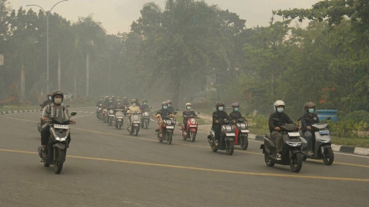 Menembus Kabut Asap, Panduan #Cari_Aman Naik Motor Saat Jarak Pandang Terbatas