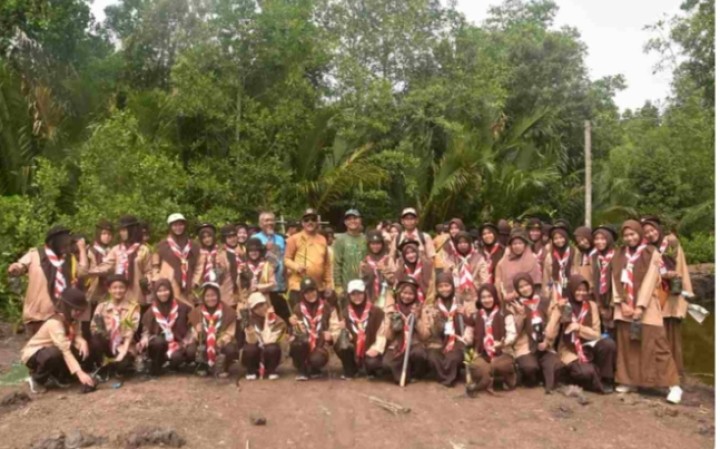 Kwarcab Pramuka Bengkalis Gelar Aksi Cinta Lingkungan di Kawasan Mangrove