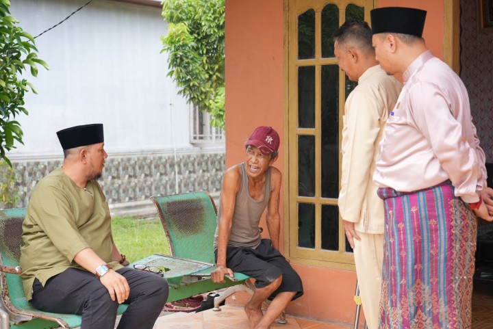 Sambut HUT ke-27 Siak, Diskominfo Salurkan Sembako, Warga Lansia Terharu