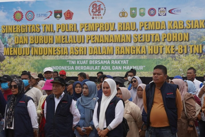 Sambut HUT ke-81 TNI, Pangdam dan Kabaharkam Polri Tanam Pohon di Lahan Bekas Karhutla Siak