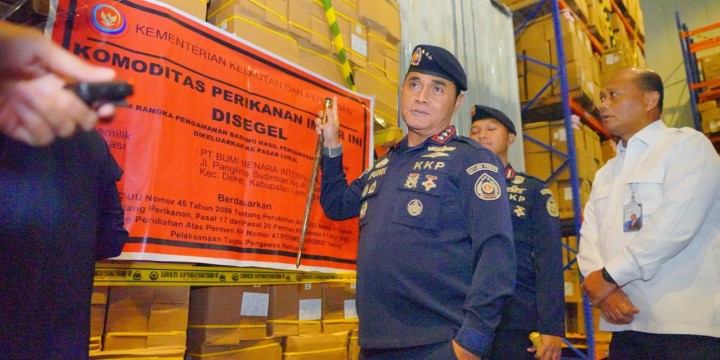 Tim KKP mengamankan udang impor yang diduga tidak sesuai peruntukan di Jawa Timur. Dalam operasi tersebut, 144 ton udang vaname asal Ekuador ditemukan di PT BMI Lamongan. Foto: Dokumentasi KKP.