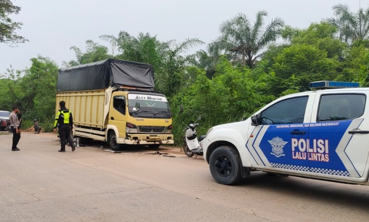 Pengendara Sepeda Motor Tewas Setelah Tabrak Truck Colt Diesel