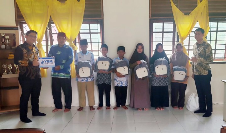 BRI Peduli, Pinca Mochamad Fajar Lestari Salurkan Sembako dan Alat Tulis untuk Anak Yatim Assidiqiyah