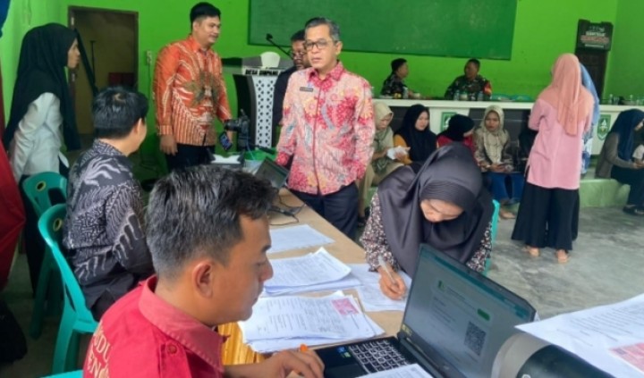 Warga Desa Simpang Ayam Dapat Pelayanan Dari Adminduk Pemkab Bengkalis